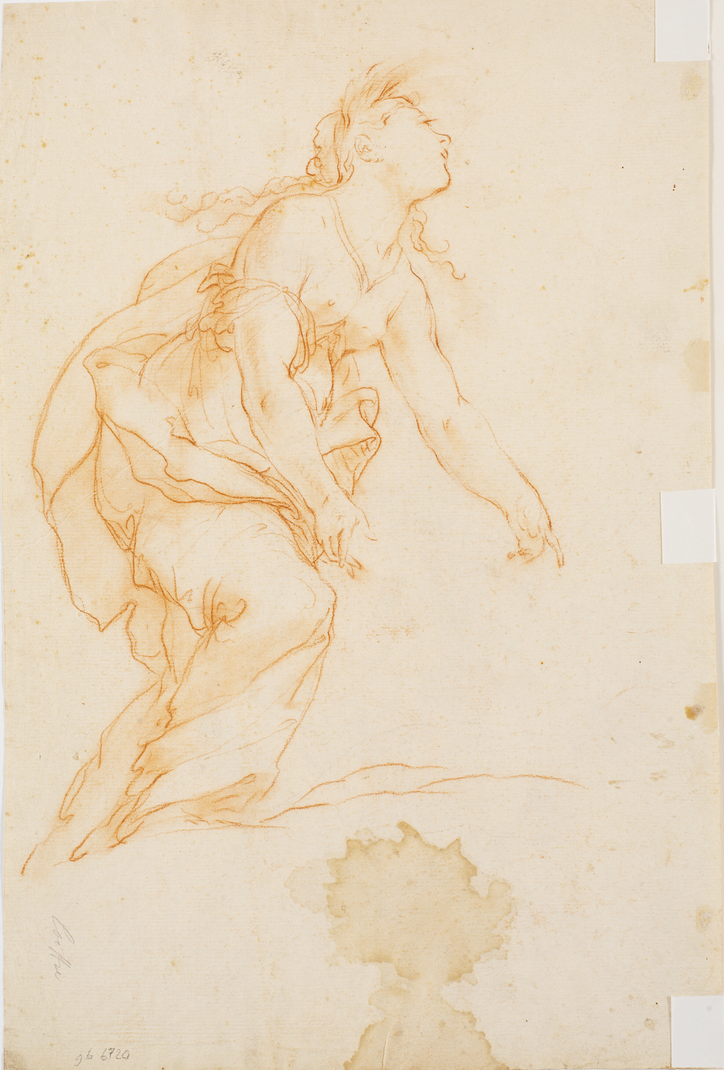 Stående kvindefigur, vendt mod venstre, set fra neden